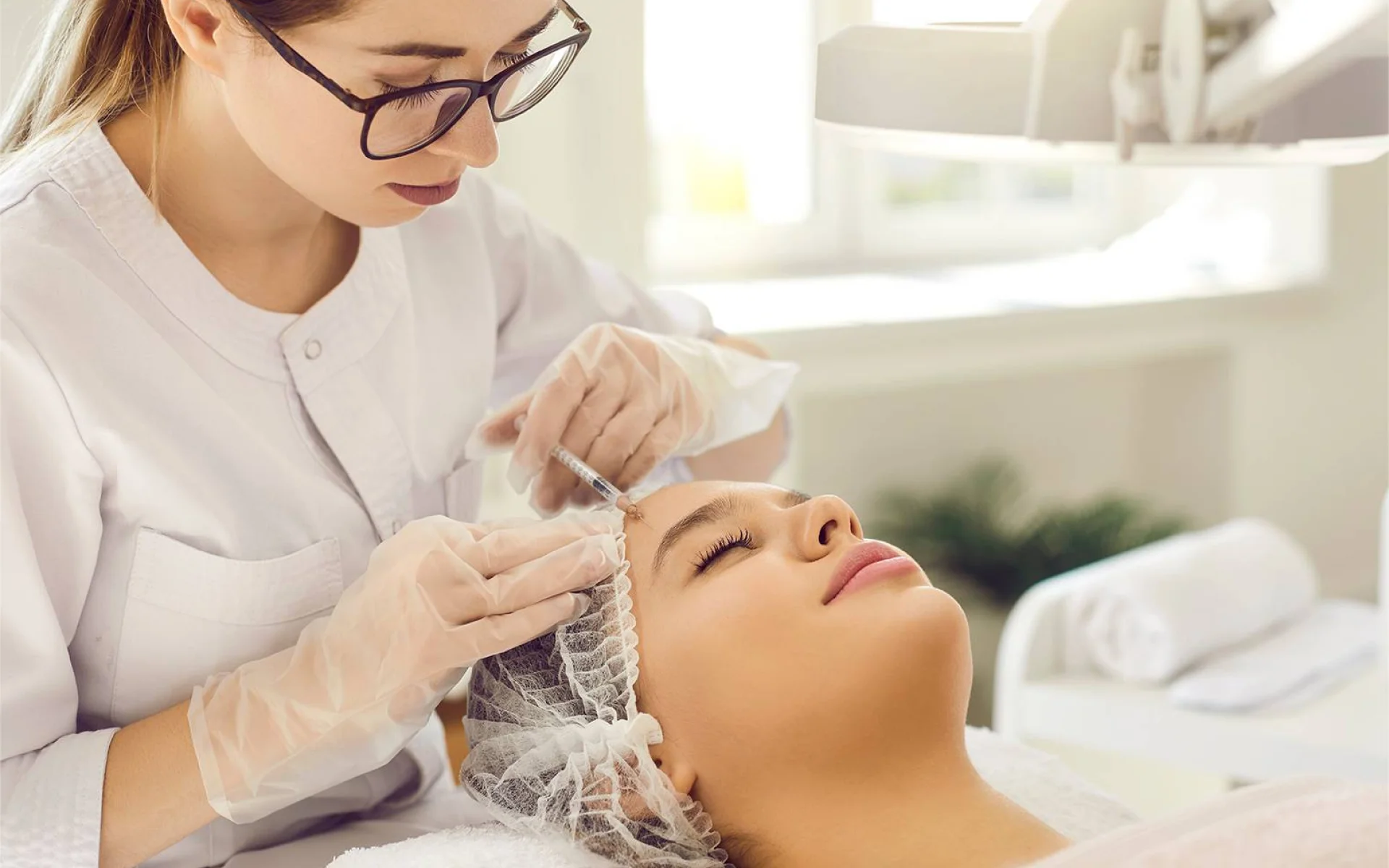 Le Dr Mikaël Nicolaï réalise des injections esthétiques à Orange et Pertuis pour embellir votre visage avec subtilité et harmonie
